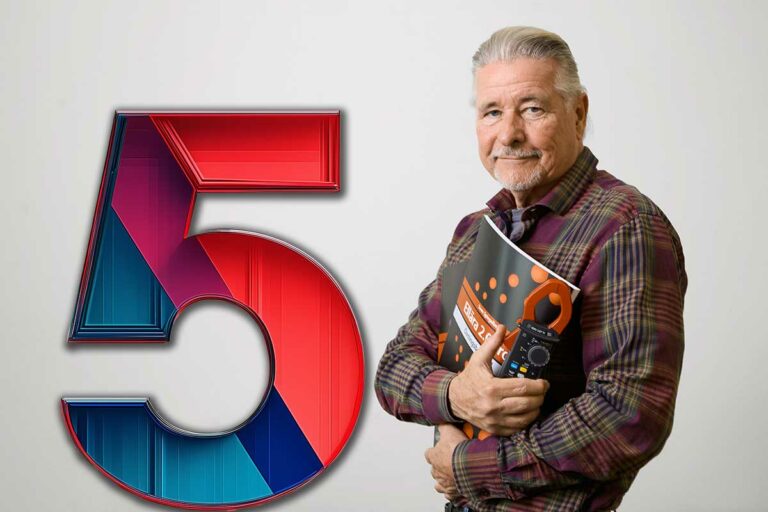 Läromedelsförfattaren Sven Spiegelberg och siffran 5 mot en neutral grå bakgrund.