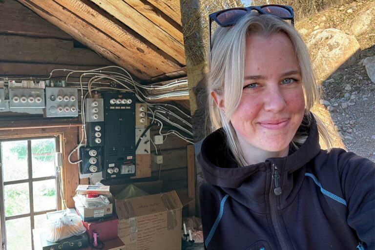 Till vänster i bild en central med smältsäkringar, en så kallad diazedcentral, till höger ett porträtt av elektrikern Anna Ström.