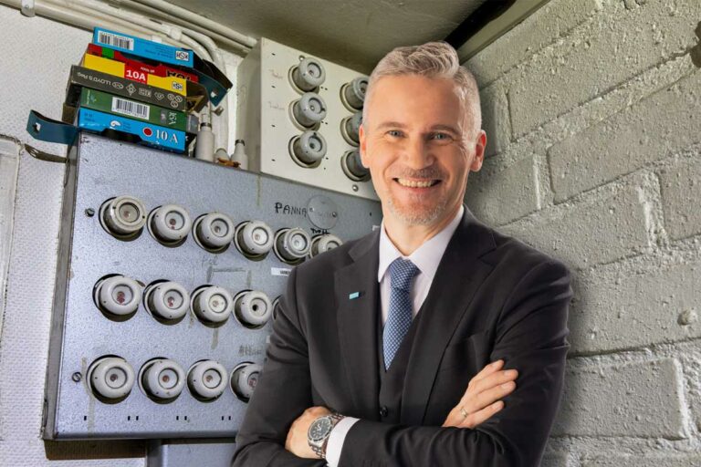 Frank Johansson, Famja ingenjörsbyrå i ett montage med ett proppskåp bakom.