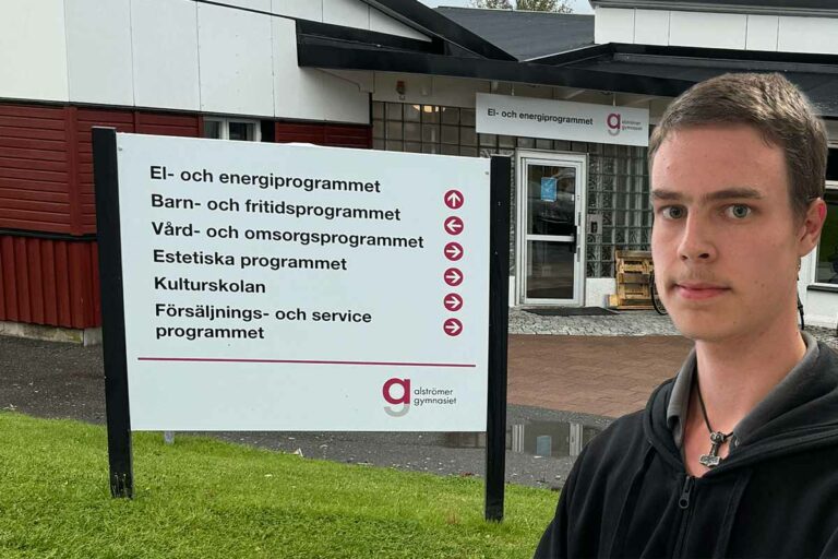 En skylt med hänvisning till oliak avdelningar Alströmergymnasiet i Alingsås, till höger i bild gymnasieeleven Alex Johansson som går tredje året på el- och energiprogrammet på skolan.