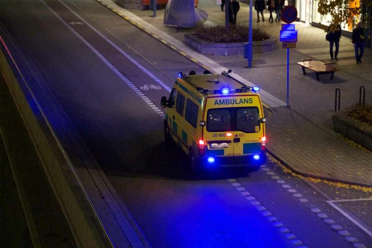 Ambulans på väg