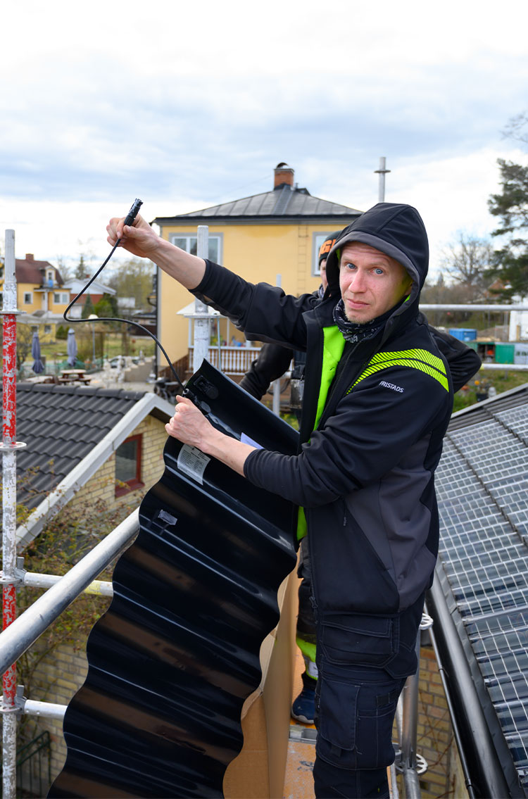 Andrejs Zimins har tidigare monterat traditionella solpaneler. Men det här tycker han är smidigare. Foto: Charlotta von Schultz