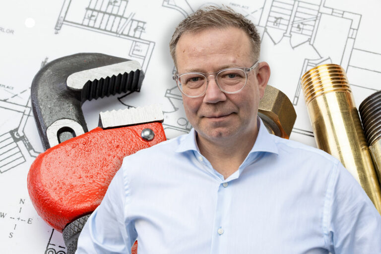 Pierre Lundbord expert på Säker Vatten samt ritning och rörmokarverktyg