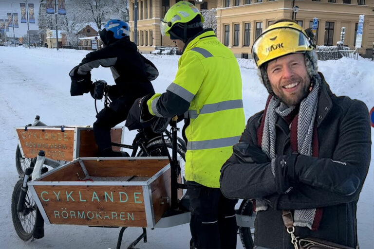 Vädret är en utmaning för cyklande rörmokare men inne i stan är det bra plogat, säger Hugo Hugo Wolgers, vd på Cyklande rörmokaren i Stockholm.