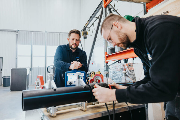 Kenny Constanzo, Plastec, och Tobias Kjellman, Plastsvetsarna Syd, förbereder elmuffsvetsning. Foto: Daniel Nilsson