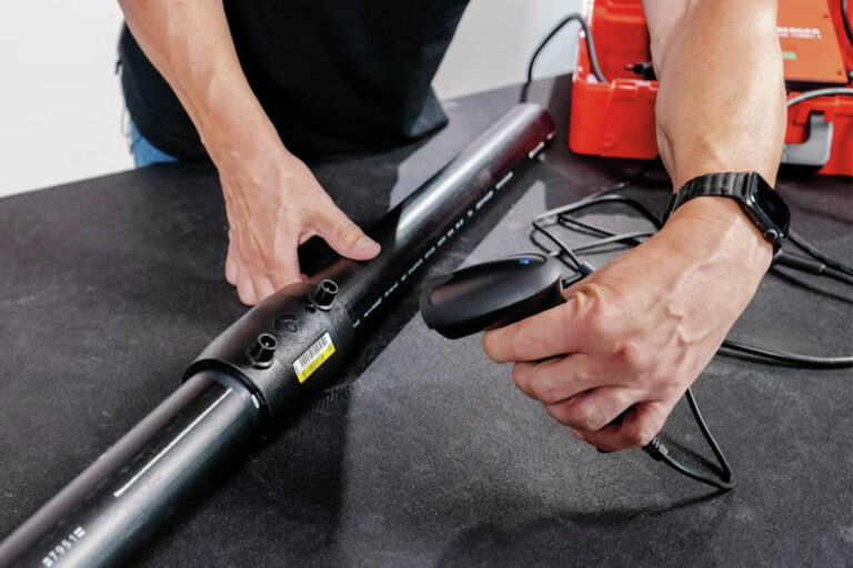 En streckkod läses av för att starta elmuffsvetsningen. Foto: Rothenberger